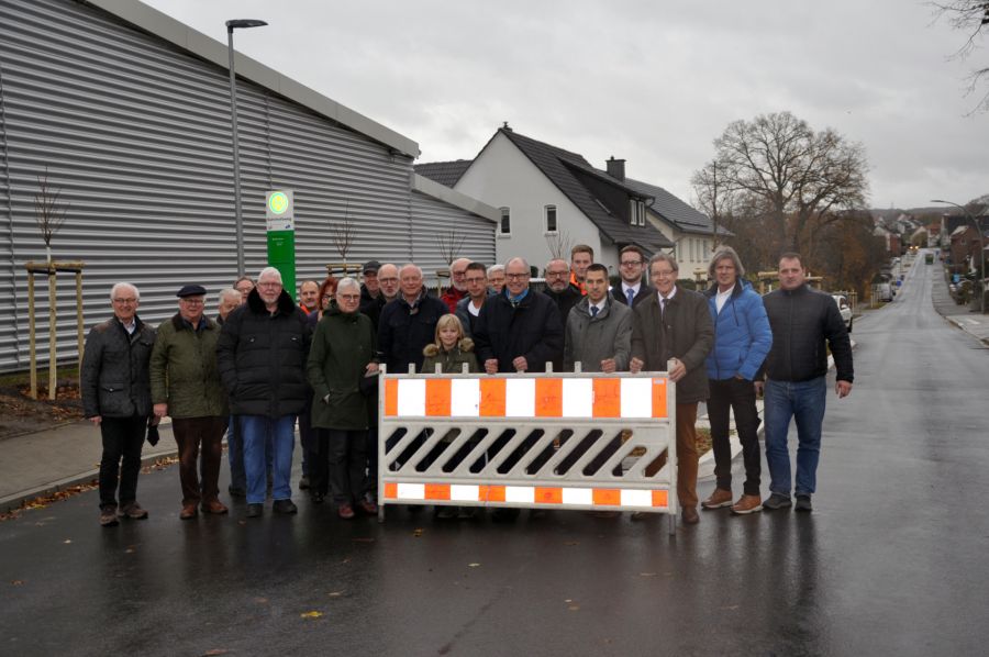 Freie Fahrt in Steinhausen: (hinter der Barke: v.l): Kreistagsmitglied Hans-Bernd Janzen, Bauunternehmer Hartwig Montag mit Tochter, Landrat Manfred Müller, Bürgermeister Burkhard Schwuchow, und Christoph Schön, Vorsitzender des Ausschusses für Wirtschaft, Bau und Verkehr, ganz links die Kreistagsmitglieder Bernhard Wißing, Friedhelm Kaup sowie Anwohner bei der offiziellen Verkehrsfreigabe in Steinhausen  Bildnachweis: Kreisstraßenbauamt